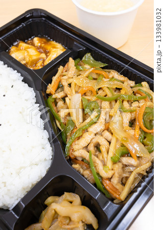 美味しい中華料理の青椒肉絲弁当 133981032