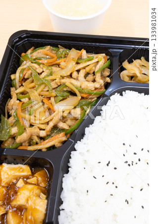 美味しい中華料理の青椒肉絲弁当 133981034