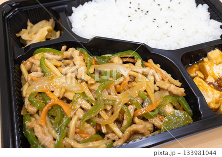 美味しい中華料理の青椒肉絲弁当 美味しい中華料理の青椒肉絲弁当 133981044