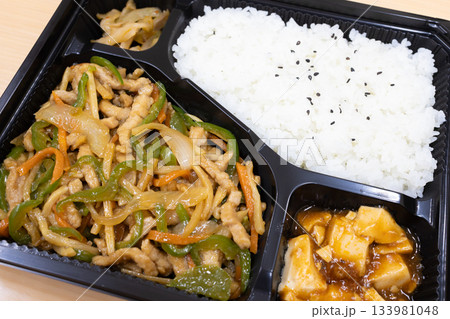 美味しい中華料理の青椒肉絲弁当 133981048
