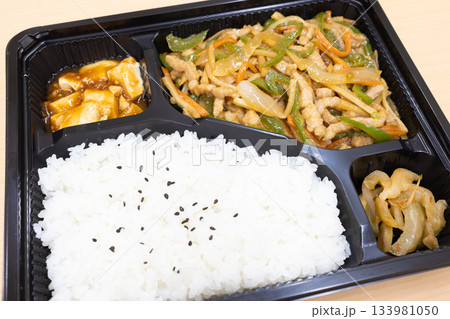 美味しい中華料理の青椒肉絲弁当 美味しい中華料理の青椒肉絲弁当 133981050