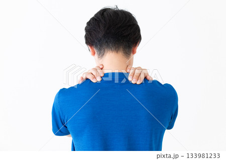 肩こりに苦しむTシャツ姿のミドル男性 肩こりに苦しむTシャツ姿のミドル男性 133981233