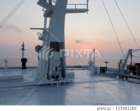 瀬戸内海フェリー航路の夜明け 133981260