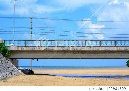 石垣島の海辺に架かる橋と青い空が広がる爽やかな景色 石垣島の海辺に架かる橋と青い空が広がる爽やかな景色 133981299