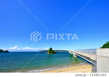 青空とエメラルドグリーンの海に架かる古宇利大橋の絶景風景 133981303
