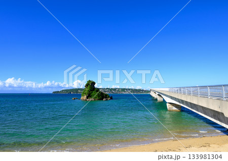 青空とエメラルドグリーンの海に架かる古宇利大橋の絶景風景 133981304