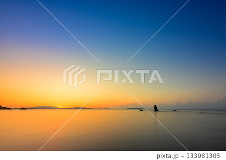 夕焼けに染まる海とシルエットが美しい大宜味村津波のゴジラ岩 夕焼けに染まる海とシルエットが美しい大宜味村津波のゴジラ岩 133981305