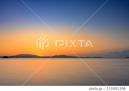 静けさに包まれた石垣島の海と空が描くグラデーションの夕景 133981306