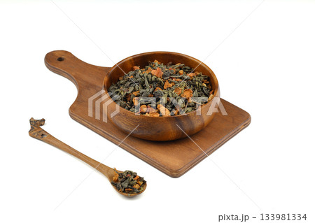 A pile of dry green tea on a white background. Apple flavor. Top view, isolated, close-up. 133981334