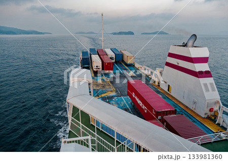 瀬戸内海フェリー航路の夜明け 瀬戸内海フェリー航路の夜明け 133981360