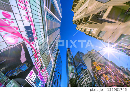 日本の東京都市景観 師走。渋谷サクラステージSHIBUYAタワーや飲み屋街などを望む。希望の光＝4日 133981746