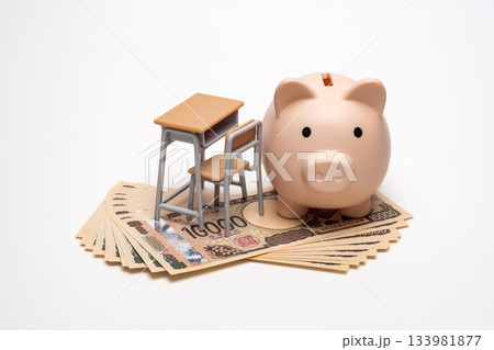 豚の貯金箱と紙幣と机で教育費のイメージ 133981877