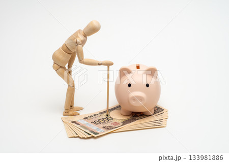 デッサン人形の老人と老後資金の準備のイメージ デッサン人形の老人と老後資金の準備のイメージ 133981886