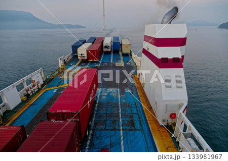 瀬戸内海フェリー航路の夜明け  133981967