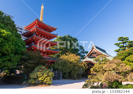 Tochoji Temple in early autumn against blue sky, Fukuoka Tochoji Temple in early autumn against blue sky, Fukuoka 133982144