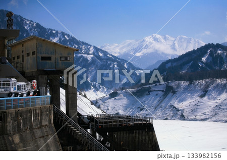Snow covered Tateyama Kurobe Dam with beautiful Japan Alps, Toyama Snow covered Tateyama Kurobe Dam with beautiful Japan Alps, Toyama 133982156