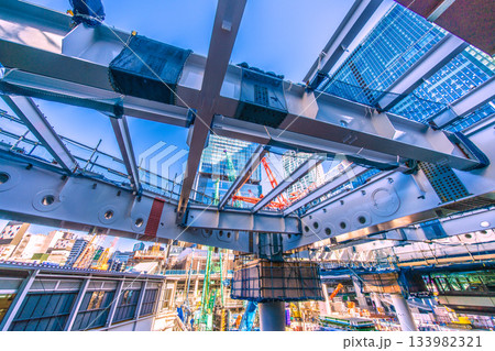 日本の東京都市景観 師走。渋谷のビル群や覆い尽くした鉄骨、クローラークレーンなどを望む。新時代へ 133982321
