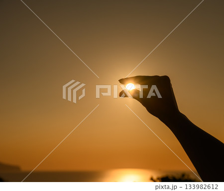 太陽を掴む夕景 133982612
