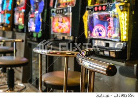 遊技機のカウンター席 133982656