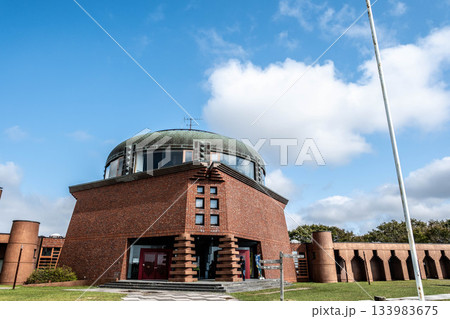 秋晴れの空に映える釧路湿原展望台のユニークな建築美 133983675