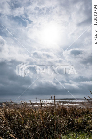 秋の北海道、野付半島。雲間の光が織りなす哀愁の風景 秋の北海道、野付半島。雲間の光が織りなす哀愁の風景 133983794