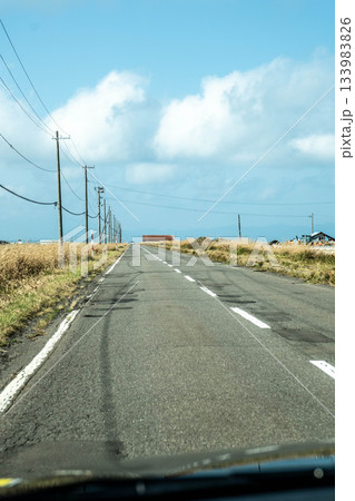 哀愁漂う秋の道東、青空と続く電線の道 哀愁漂う秋の道東、青空と続く電線の道 133983826