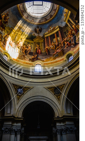 壮麗なドームの天井画と天窓から差し込む光芒（天使の梯子） 133984252
