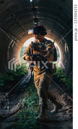 未来型VR訓練を行うフル装備の兵士とフューチャーテック 133984253