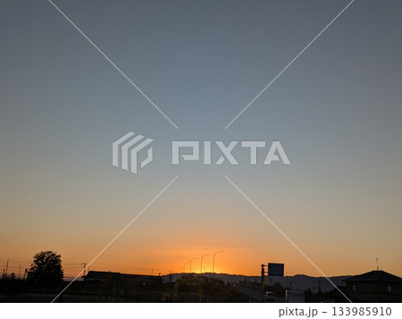朝日が昇る冬の空 朝日が昇る冬の空 133985910
