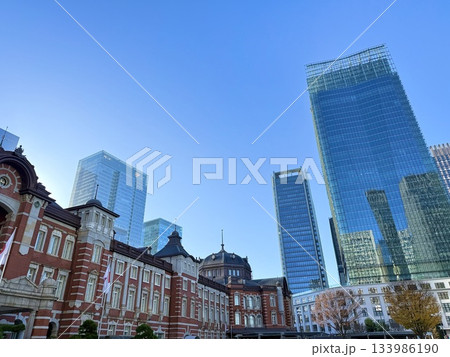 東京駅丸の内口のオフィス街 東京駅丸の内口のオフィス街 133986190