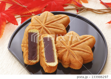 お土産の定番 広島銘菓・もみじ饅頭 お土産の定番 広島銘菓・もみじ饅頭 133986297