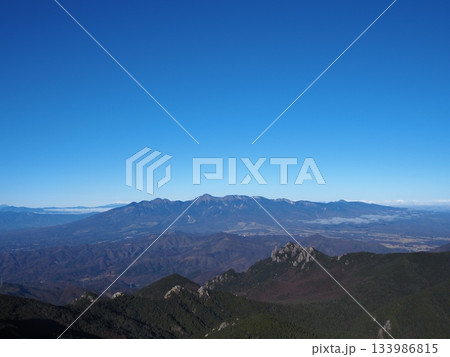 青空の下の八ヶ岳と瑞牆山（20251122082550） 133986815