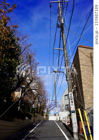 住宅街の坂道 住宅街の坂道 133987189
