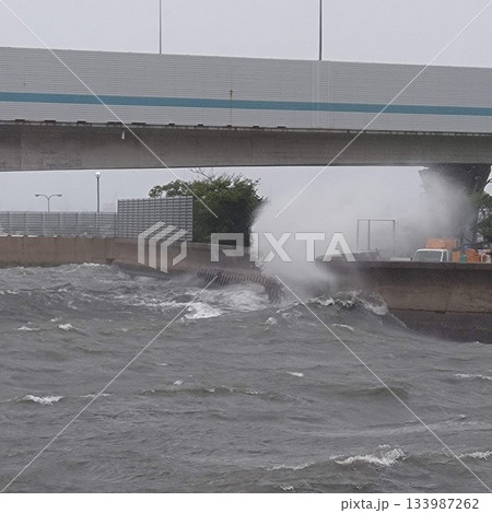 台風の高波が打ち付ける護岸と高架道路 台風の高波が打ち付ける護岸と高架道路 133987262