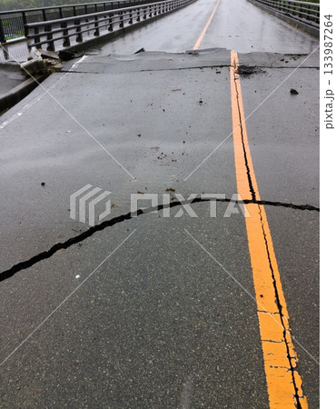 道路の大きな亀裂の画像 道路の大きな亀裂の画像 133987264