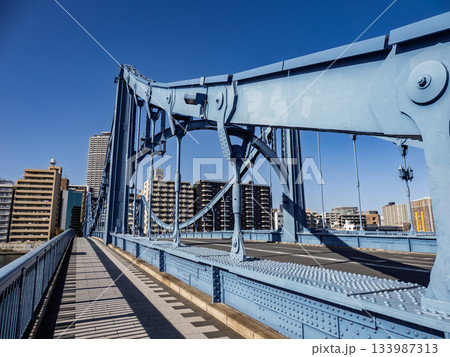 歩道上から見上げた「清洲橋」と対岸風景（江東区側より中央区側を望む） 133987313