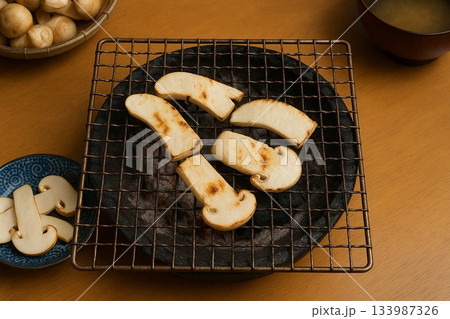 Grilled Matsutake Mushrooms|焼き松茸の秋の味覚シーン Grilled Matsutake Mushrooms|焼き松茸の秋の味覚シーン 133987326
