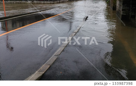 豪雨により浸水・冠水した道路と街並み 豪雨により浸水・冠水した道路と街並み 133987398