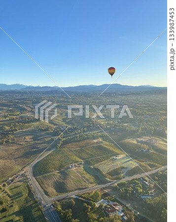 気球に乗った上空からの景色 133987453