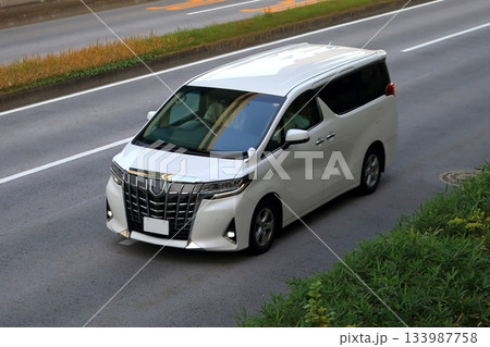 白い高級ミニバン イメージ 白い高級ミニバン イメージ 133987758