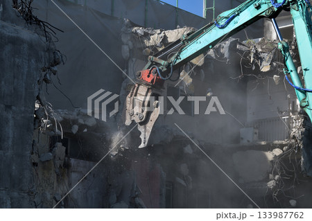 取り壊される老朽化したマンション　大型重機での解体作業風景 133987762