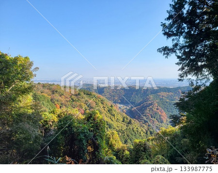 高尾山稲荷山登山道の霞台 133987775
