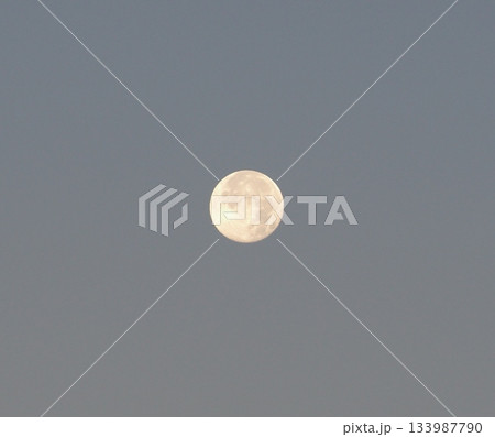 高解像度で鮮明な満月とクレーター 高解像度で鮮明な満月とクレーター 133987790