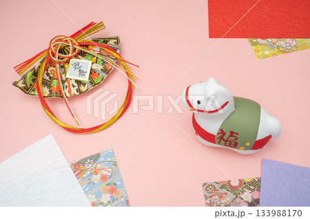 迎春飾りと白い馬の置物を並べた物撮り写真 133988170