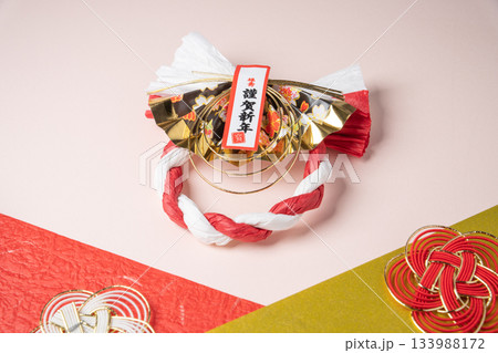 赤白のしめ飾りを淡い背景で撮影した構図 133988172