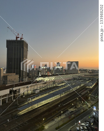 夕暮れの駅舎 133988202