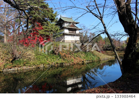 青空と紅葉の弘前城　辰巳櫓　重要文化財　弘前市　青森県　　 133988464