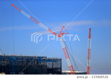 建築現場のクレーン　イメージ 133988526