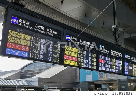 京都駅、中央改札の発車案内表示板 133988832
