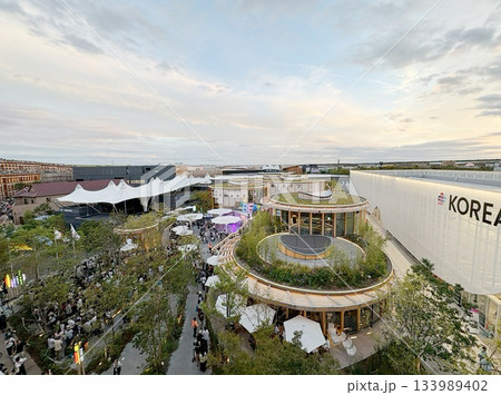 EXPO2025大阪・関西万博の大屋根リングから見る韓国館、ドイツ館、コモンズ付近 EXPO2025大阪・関西万博の大屋根リングから見る韓国館、ドイツ館、コモンズ付近 133989402
